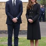 Prinz William und Herzogin Kate besuchen die "Air Cadets" in London. Zu diesem Anlass sowie als Zeichen ihrer anhaltenden Trauer um den kürzlich verstorbenen Prinz Philip tragen die Royals dunkle Farben. Und auch in Sachen Schmuck hält es die Herzogin an diesem Tag schlicht, wenngleich ihre Ohrringe eine rührende Hommage an ihre Schwieger-Großmutter, die Queen, sind, die an diesem Tag ihren 95. Geburtstag feiert.