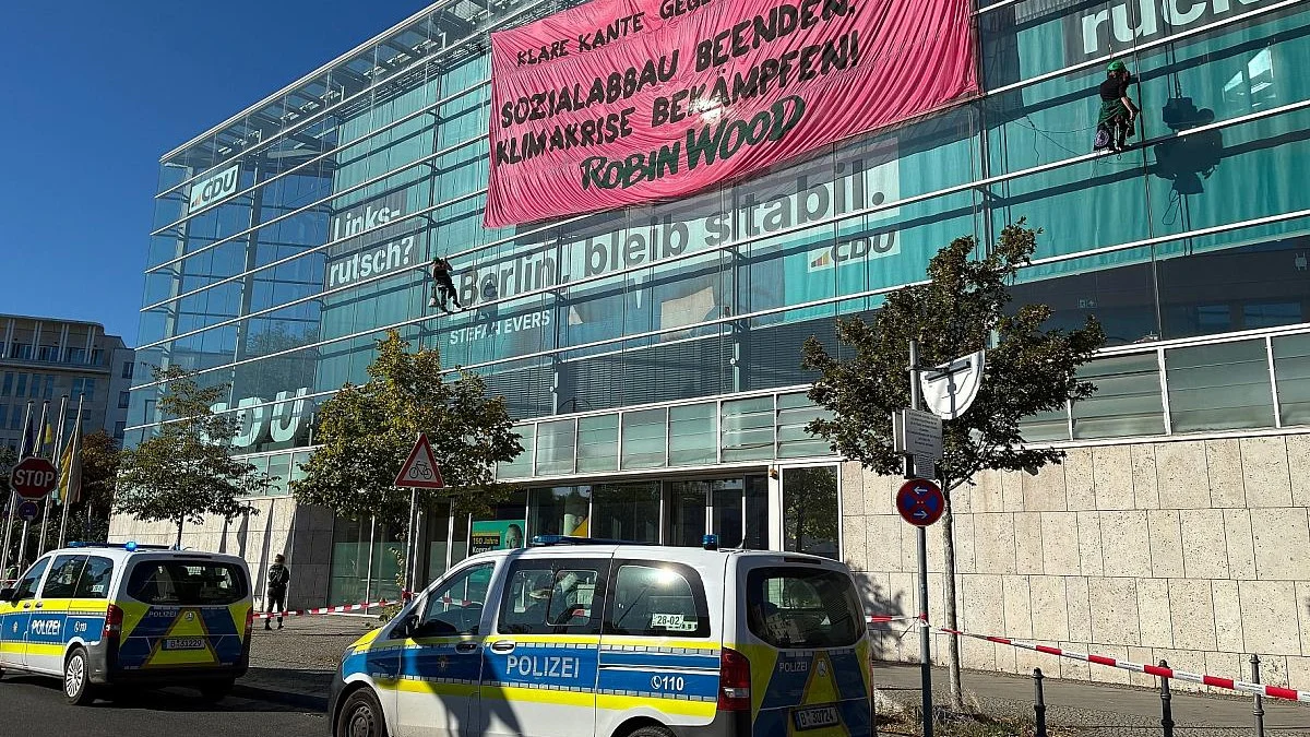 Protest im Konrad-Adenauer-Haus: Robin-Wood-Aktivisten seilen sich an CDU-Parteizentrale ab