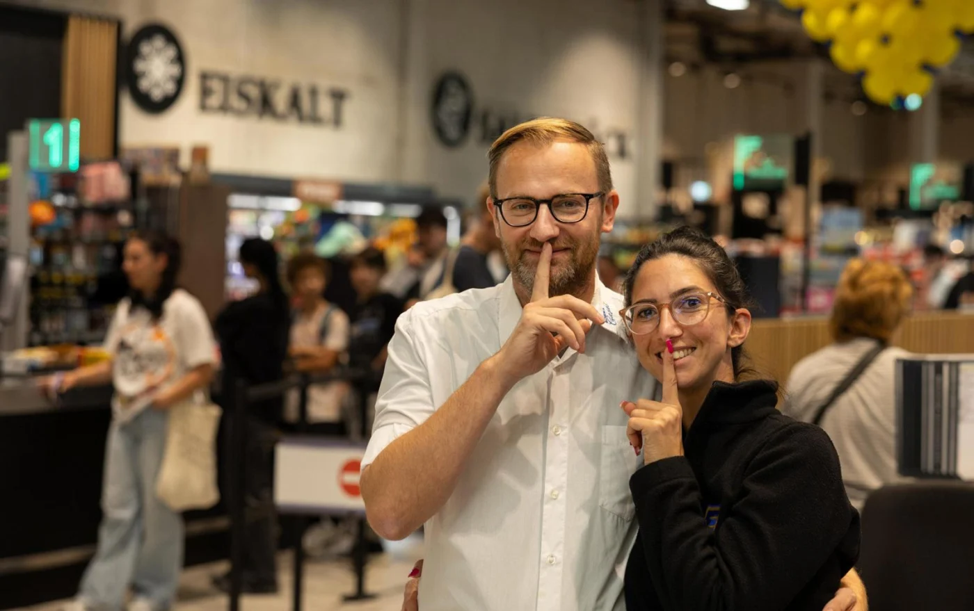 Pssst, es ist Stille Stunde: Edeka-Leiter Bashkim Gashi und seine Frau werben für zwei ruhigere Einkaufsstunden am Mittwochnachmittag. Dann werden Licht und Geräuschkulisse im Markt reduziert.