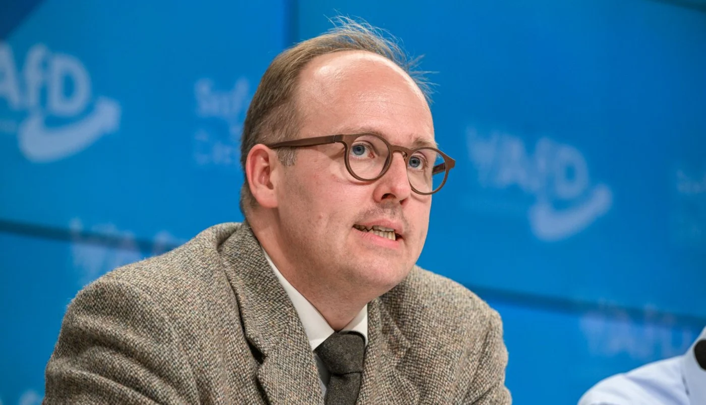 Rechtsanwalt Laurens Nothdurft nimmt an einer Pressekonferenz der AfD-Fraktion im Landtag Brandenburg teil.