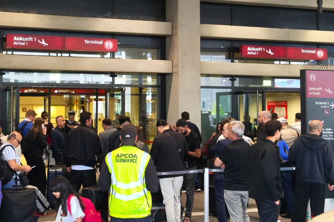 Reisende stehen vor dem Terminal 1 des Flughafen BER. Die Polizei hat am Hauptstadtflughafen BER das Terminal 1 geräumt. Das bestätigte ein Sprecher der Polizei. Die Fluggäste wurden aufgefordert, das Gebäude zu verlassen. Laut Bundespolizei habe eine Frau beim Servicepoint der Bundespolizei gesagt, sie habe einen gefährlichen Stoff dabei.