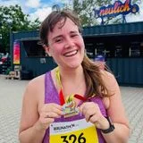 Ricarda Lang hat am Wochenende beim Lauf-Event "Berlinathon“ gerade "entspanntere" sieben Kilometer abgerissen. Genauso entspannt ist auch ihr Outfit mit bauchfreiem Top in Lila und schwarzer Adidas-Hose. Das Schönste am sportlichen Look der Grünen-Politikerin ist aber ihr Strahlen. Laufen und Bewegung im Allgemeinen machen schließlich glücklich!