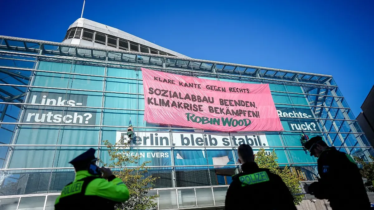 Robin-Wood-Aktivisten besetzen CDU-Zentrale in Berlin mit Protestbanner