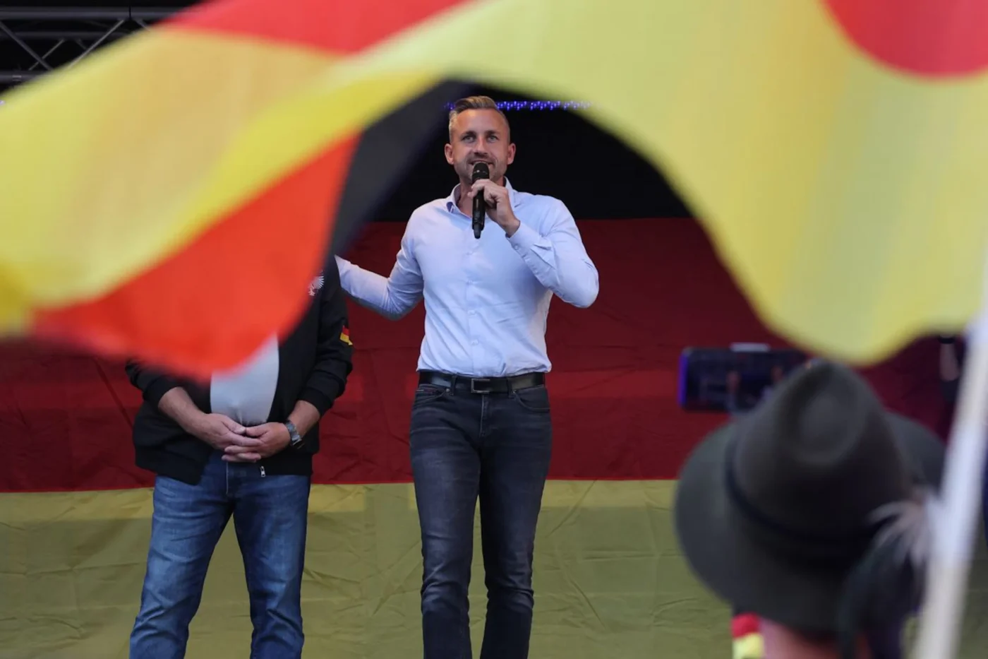 Sachsen-Anhalt, Naumburg (Saale): Ulrich Siegmund, AfD-Spitzenkandidat für die Landtagswahl in Sachsen-Anhalt, spricht bei einer Wahlkampfveranstaltung auf dem Marktplatz.