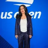 Salma Hayek macht es ihrer Schauspielkollegin gleich und besucht ebenfalls die Halbfinalspiele der US Open in einem leicht zerknitterten Anzug.