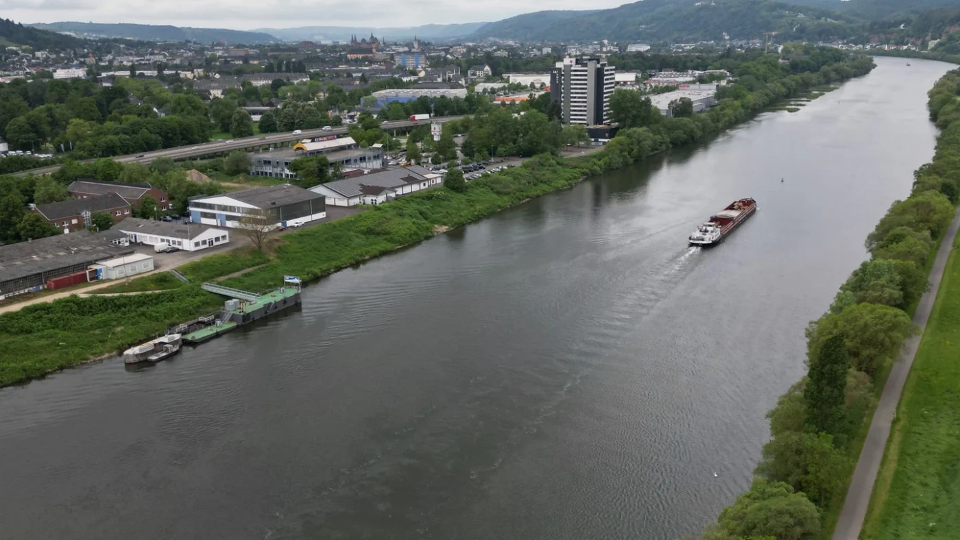 Schiff auf der Mosel bei Trier-Biewer