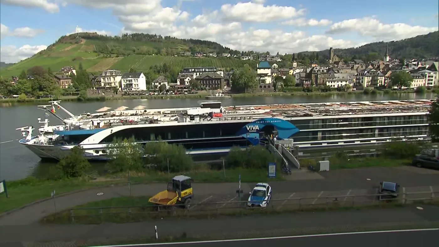 Schiffsunfall auf Mosel: Passagierschiff prallt gegen Brücke bei Traben-Trarbach