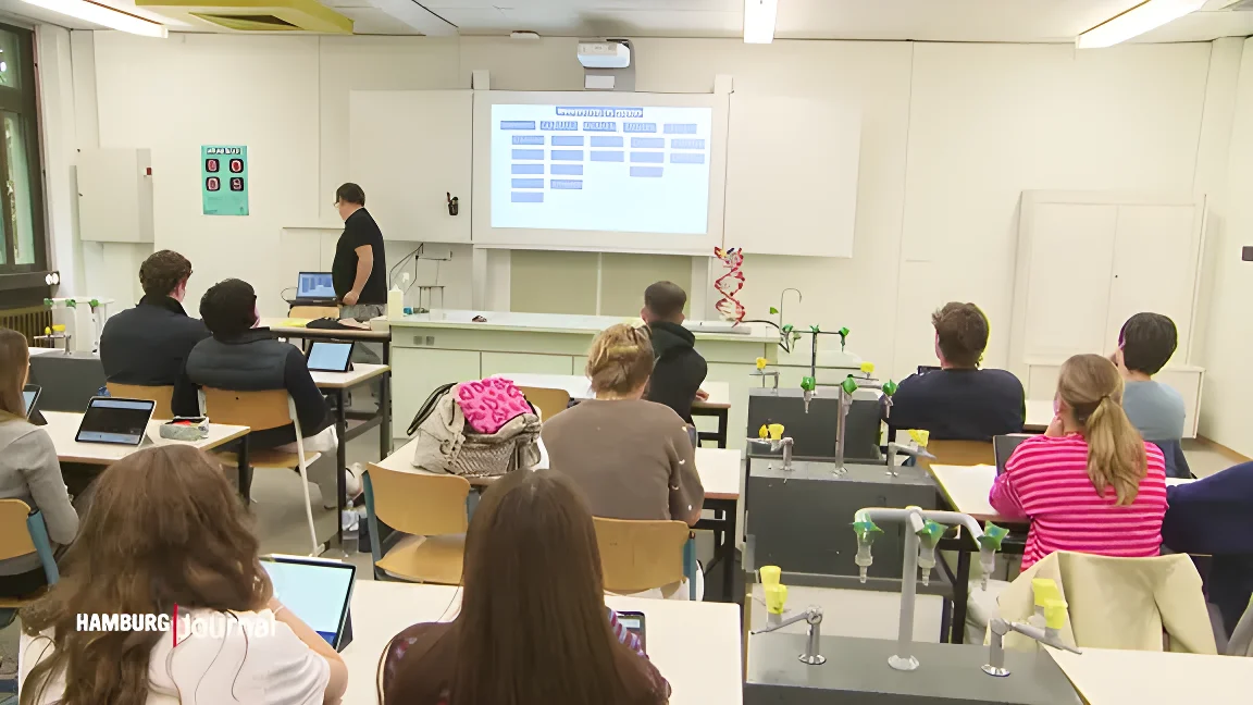 Schülerinnen und Schüler sitzen in einem Klassenraum.