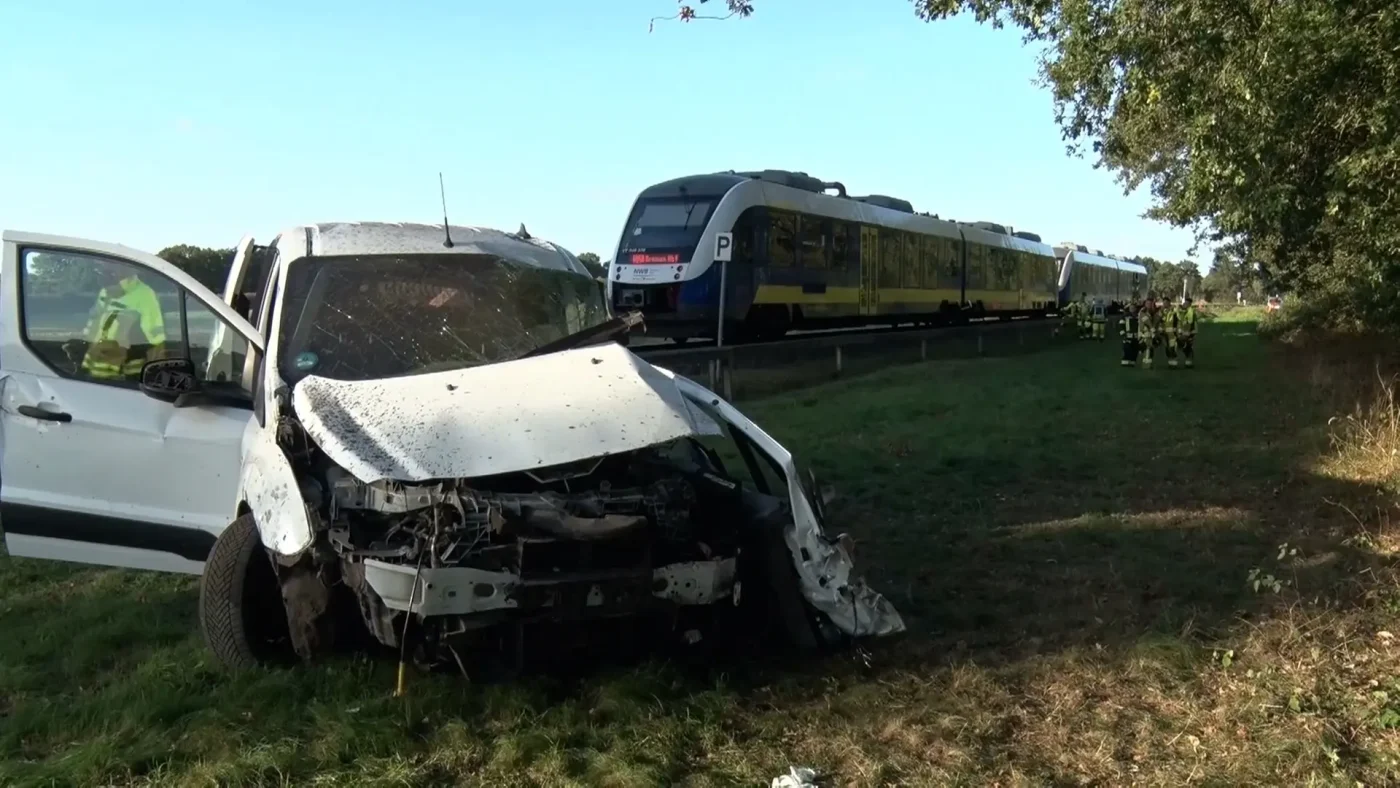 Schwerer Unfall am Bahnübergang: Nordwestbahn erfasst Kastenwagen in Lohne