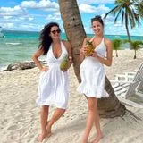 Sehen wir doppelt? Mariella Ahrens und Tochter Lucia Maria sorgen mit diesem Mutter-Tochter-Style für offen stehende Münder. Im Partnerlook mit Karibikflair sendet das Duo Ostergrüße von Saona Island vor der Küste der Dominikanischen Republik. Während Mama Mariella sich für ein weißes Kleid mit vielen Stickereien und offene Haare entschieden hat, ist ihre Tochter mit etwas weniger Details und entspanntem Dutt unterwegs. Selbst bei Accessoires scheinen sie sich abgesprochen zu haben und greifen beide zu runden Sonnenbrillen und einer Ananas als Erfrischung!