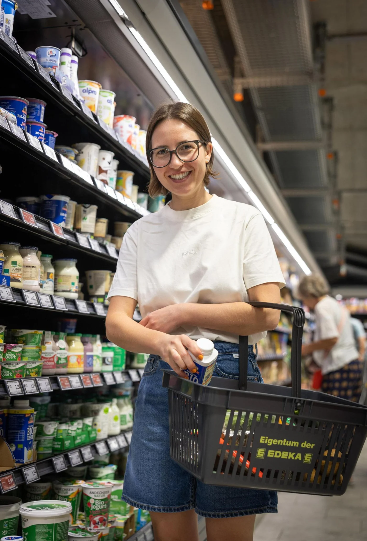Selbstversuch in der Stillen Stunde: Beim Einkauf in der Käse- und Milchabteilung landet ein Kefir im Korb – begleitet von gedimmtem Licht und deutlich weniger Hintergrundgeräuschen.