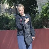Shiloh Jolie hat das Tanzen für sich entdeckt! Seit einigen Monaten besucht die Tochter von Angelina Jolie und Brad Pitt regelmäßig ein Tanzstudio in Los Angeles und ist sogar hier und da in Videos auf Social Media zu sehen. Auch auf dem Heimweg von ihrer neuesten Dance-Session zeigt sich Shiloh jedoch ziemlich unauffällig: Sie trägt einen lässigen Sweater, einen Hoodie und Turnschuhe – der perfekte Undercover-Look nach einem anstrengenden Workout!