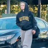 Shiloh Pitt nimmt momentan Tanzstunden. Nach dem Training wird die Tochter von Brad Pitt und Angelina Jolie entspannt beim Verlassen des Tanzstudios gesehen. Mit Tasche lässig über der Schulter, in Jogginghose und mit Hoodie, spaziert sie durch die Straßen von Los Angeles und könnte cooler kaum aussehen.