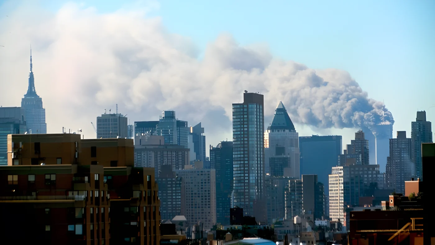 Skyline von New York am 11. September 2001: Rauch steigt aus dem World Trade Center