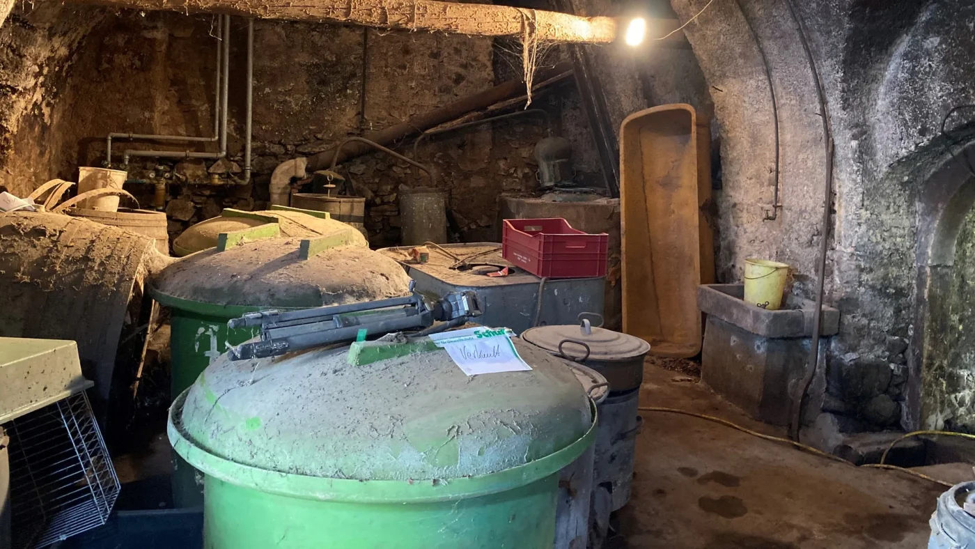 So sah das alte Bauernhaus in Heuweiler (Kreis Breisgau-Hochschwarzwald) früher aus: unter anderem wurden dort Weinfässer gelagert.