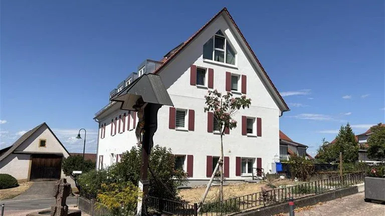 So sieht das Café Iz von außen aus: Eine Bürgergenossenschaft rettete das alte Bauernhaus in Heuweiler (Kreis Breisgau-Hochschwarzwald) vor dem Abriss.