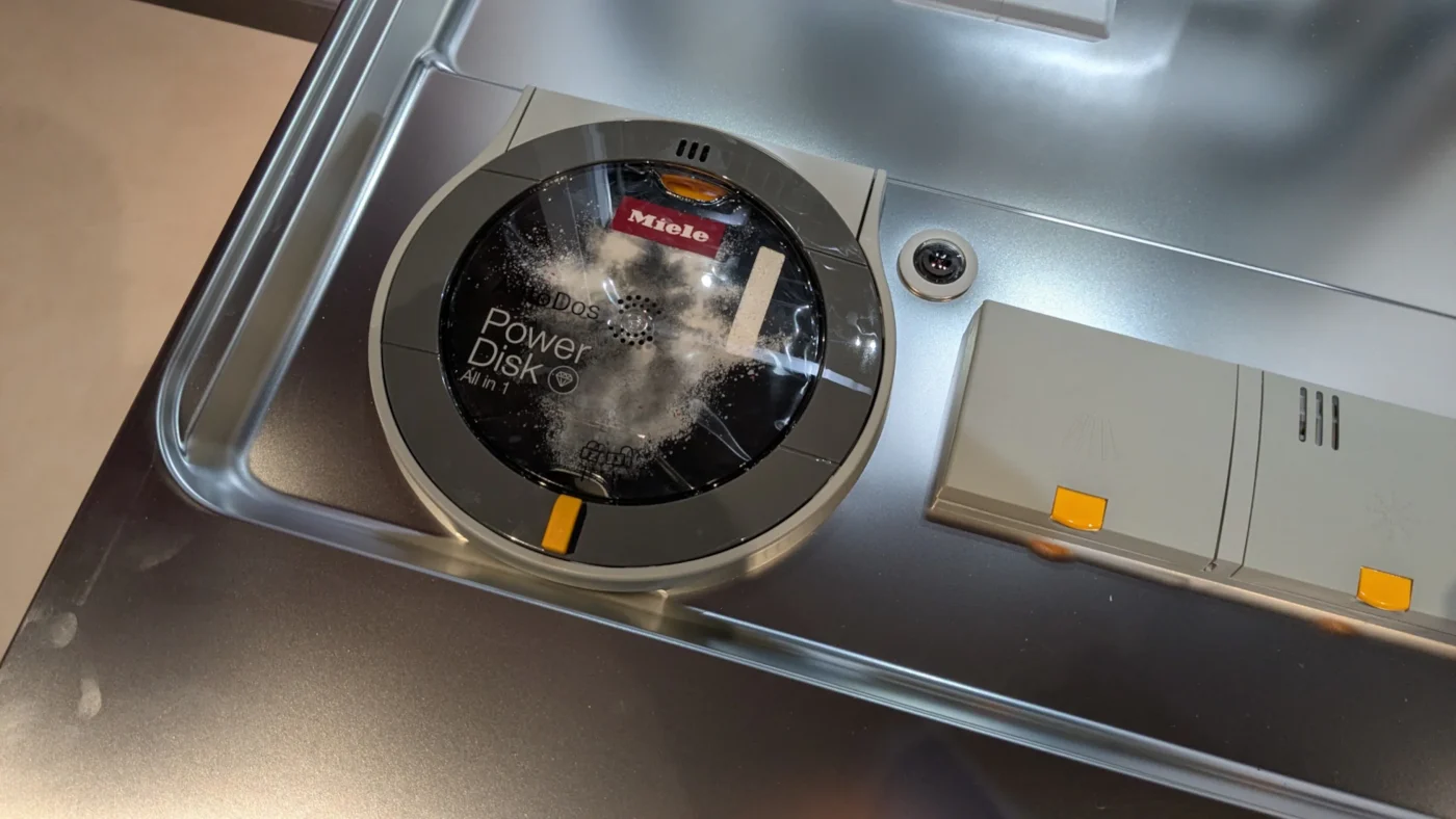 Spülkammer einer Miele-Spülmaschine mit zwei Behältern und einer Miele-Powerdisk