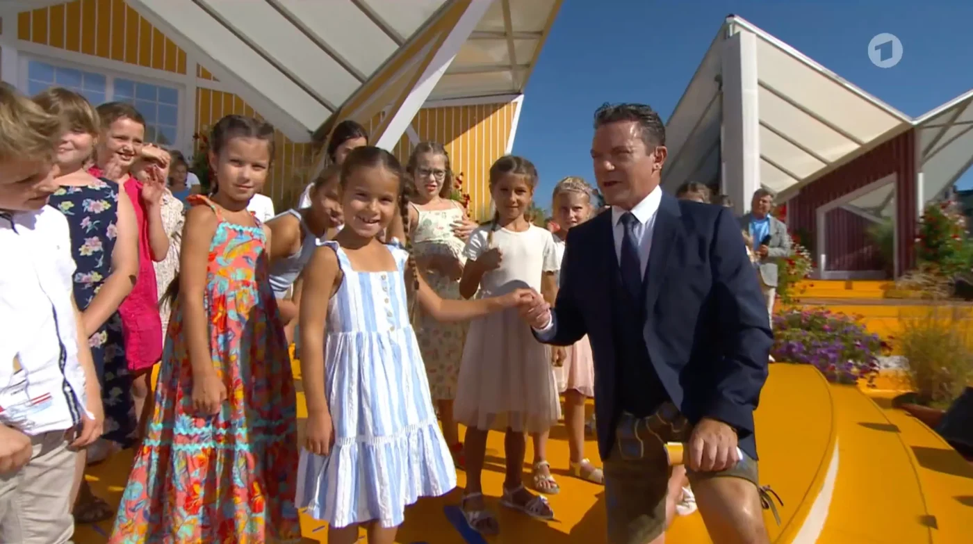 Stefan Mross bedankt sich bei dem Kinderchor für die herzliche Überraschung.