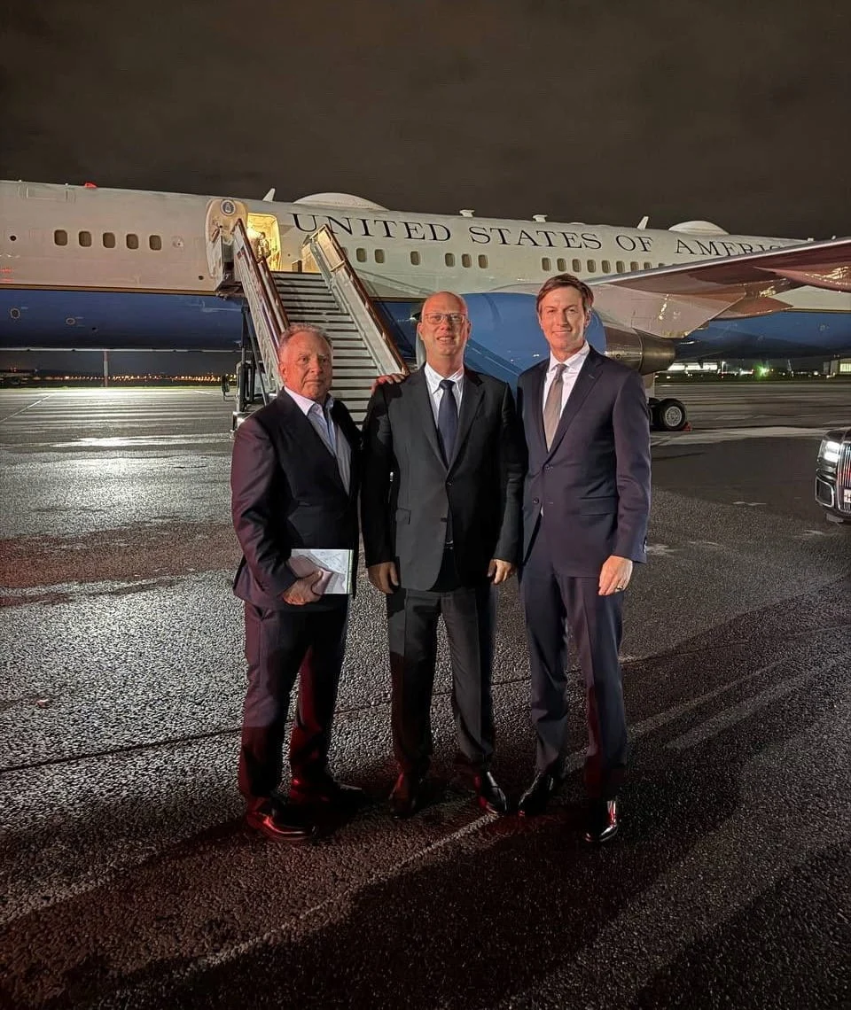 Steve Witkoff (l.) und Jared Kushner (r.) vor ihrer Weiterreise nach Kiew. In der Mitte Russlands Unterhändler Kirill Dmitriev (51)