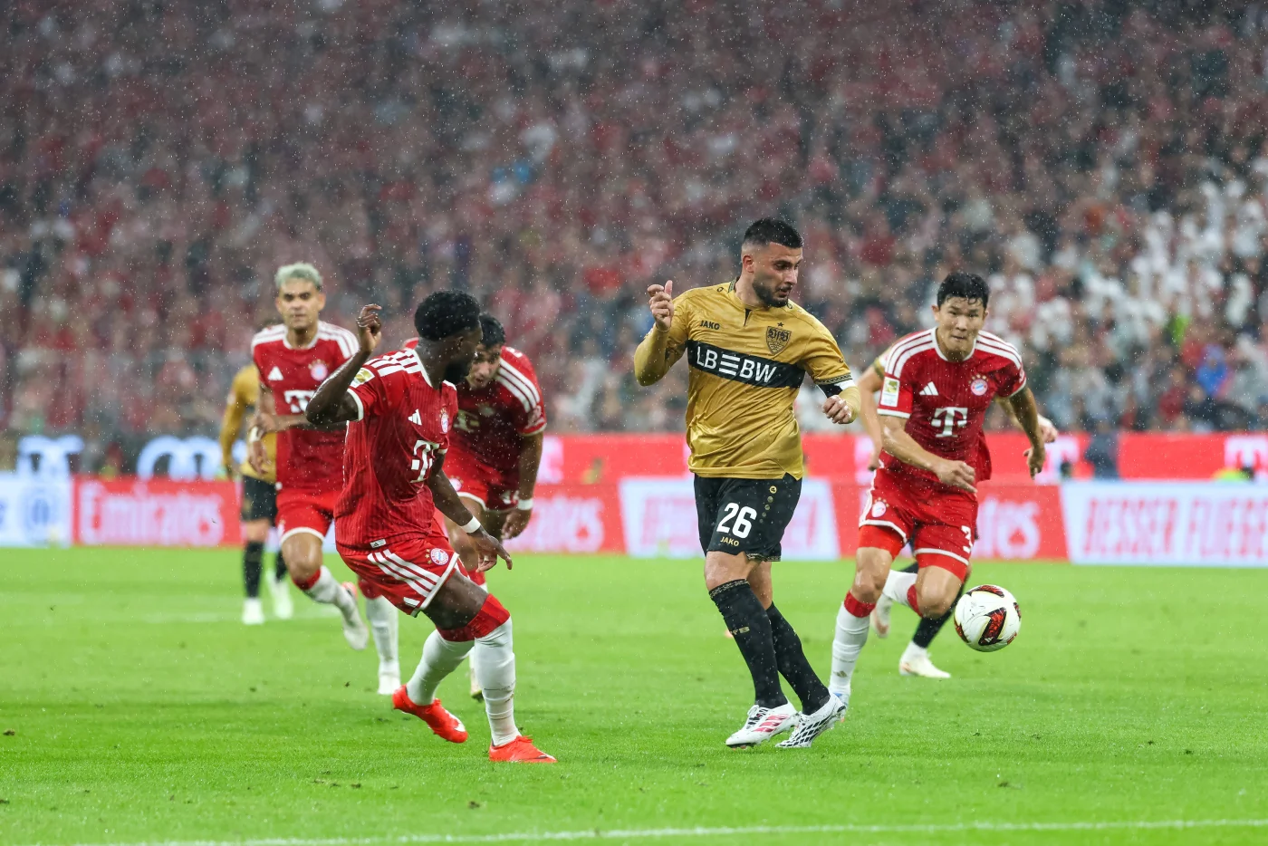 Stuttgart-Kapitän Deniz Undav (M.) im Spiel gegen den FC Bayern