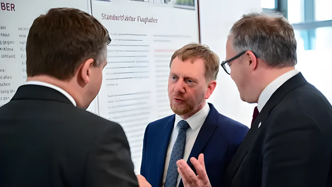 Sven Schulze (CDU, l-r), Ministerpräsident von Sachsen-Anhalt bei Sonderkonferenz der ostdeutschen Regierungschefin und Regierungschefs mit Michael Kretschmer (CDU), Ministerpräsident von Sachsen, und Mario Voigt (CDU), Ministerpräsident von Thüringen