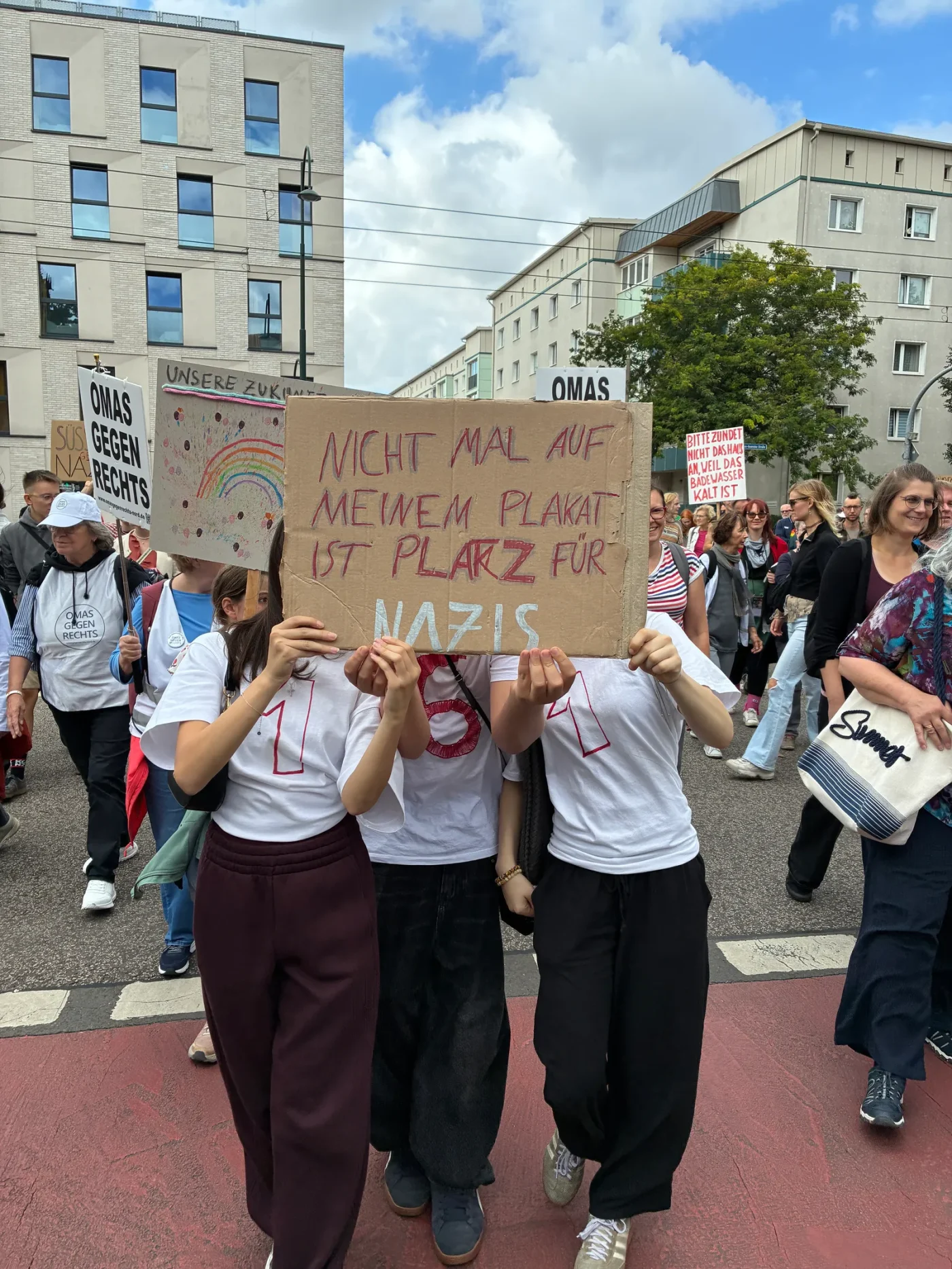 Sysnakee ist mit drei Freunden aus Stendal zur Demo gekommen. Sie sagt: »Ich habe ziemlich dolle Angst davor, dass die AfD morgen die Mehrheit bekommt. Aber vielleicht wachen die Leute dann auch auf und merken, dass das nicht das Richtige ist.« Sie als Halb-Asiatin wisse noch nicht, ob sie auf Dauer in Sachsen-Anhalt bleibe, wenn die AfD hier stark bleibt.