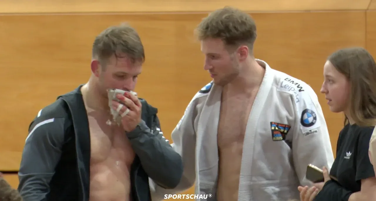 Timo Cavelius blutet aus dem Mund, seine Teamkollegen kümmern sich