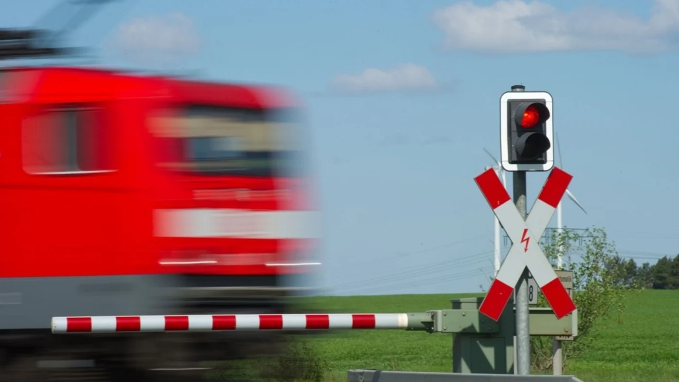 Tödlicher Unfall in Deggendorf: 82-Jährige an Bahnübergang von Lok erfasst