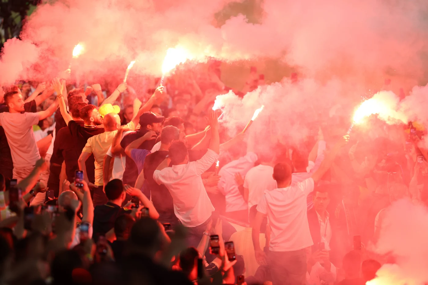 Türkisch heißblütig: Fenerbahcen-Fans im Stadion