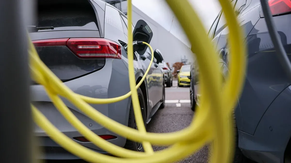 Über 3,1 Millionen Fahrzeuge betroffen: Wann das E-Auto-Ladekabel zur Brandgefahr wird