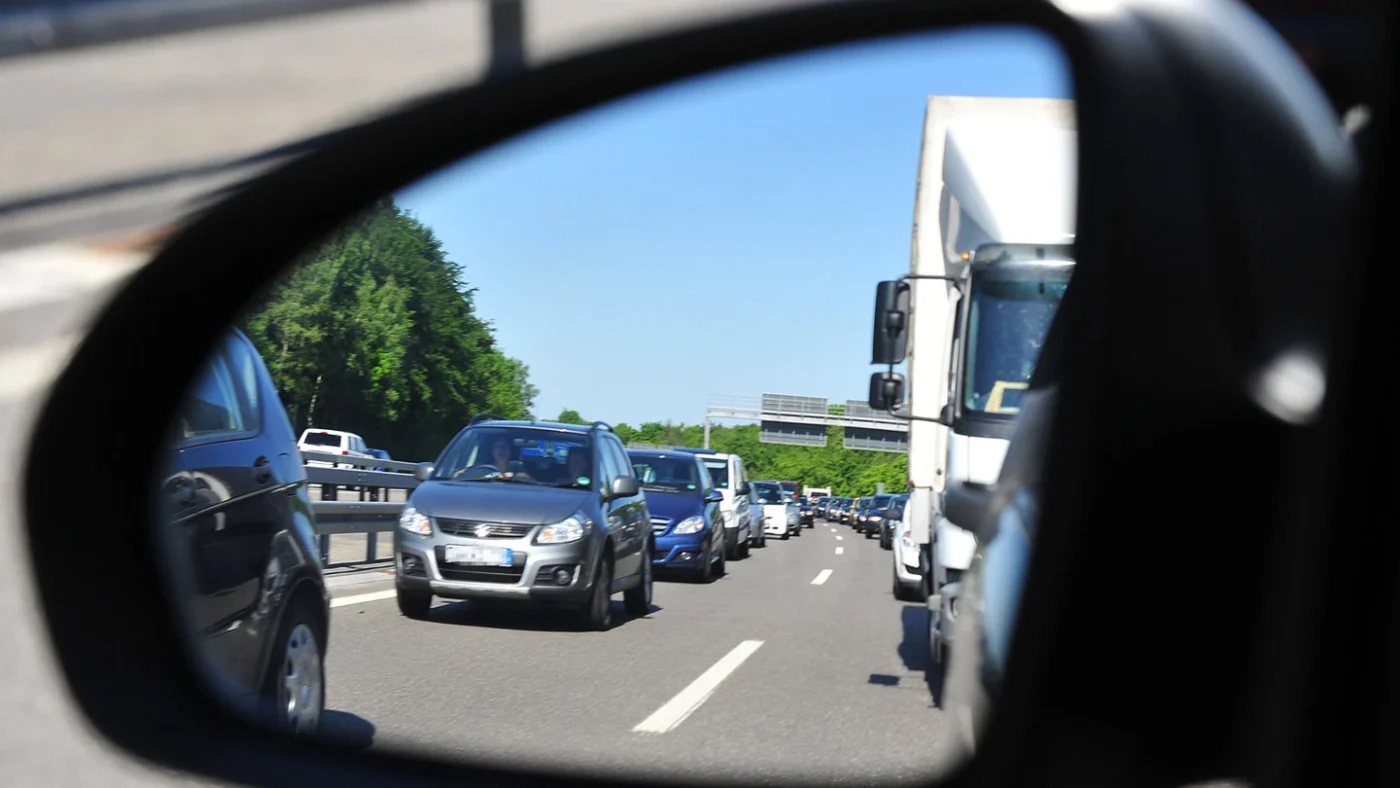 Unfall auf der A81 bei Ilsfeld: Lkw schiebt Kleinwagen Hunderte Meter vor sich her