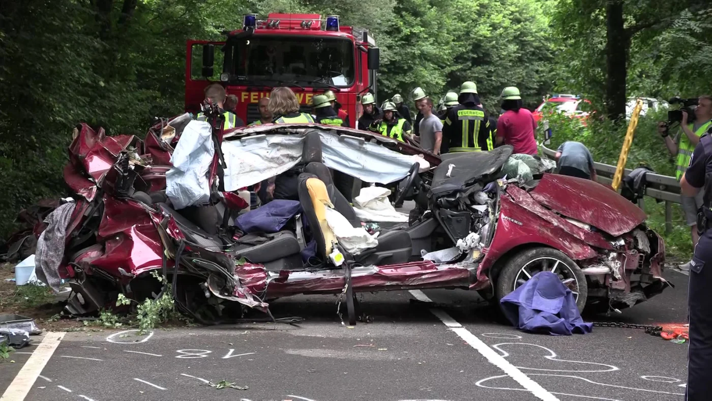 Unfall mit 4 Toten im Dürschtal: Prozess gegen 17-jährigen Fahrer in Bergisch Gladbach