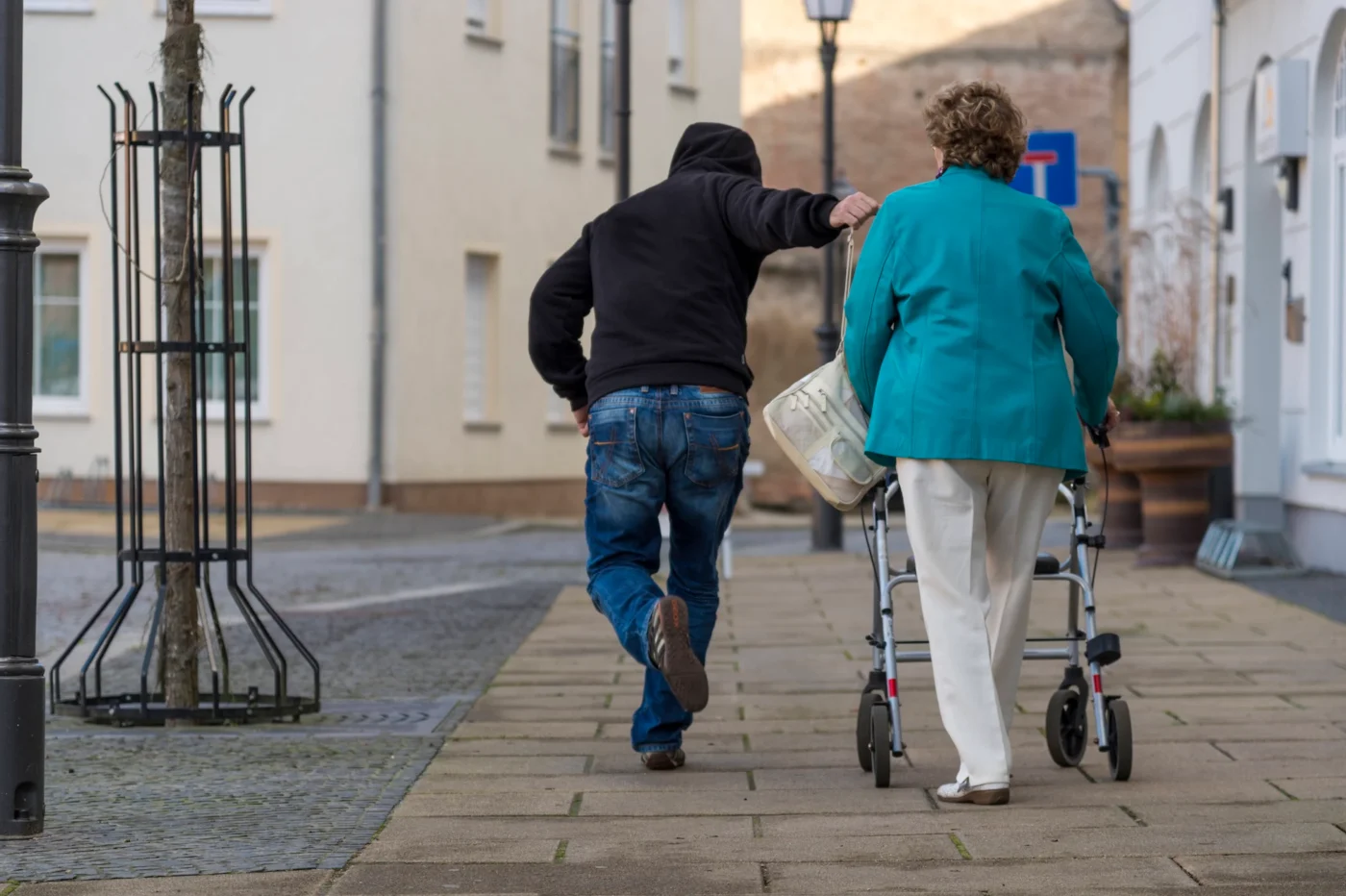 Viele ältere Menschen können wenig Gegenwehr leisten. Häufig geraten sie in den Fokus von Dieben. (Symbolbild)