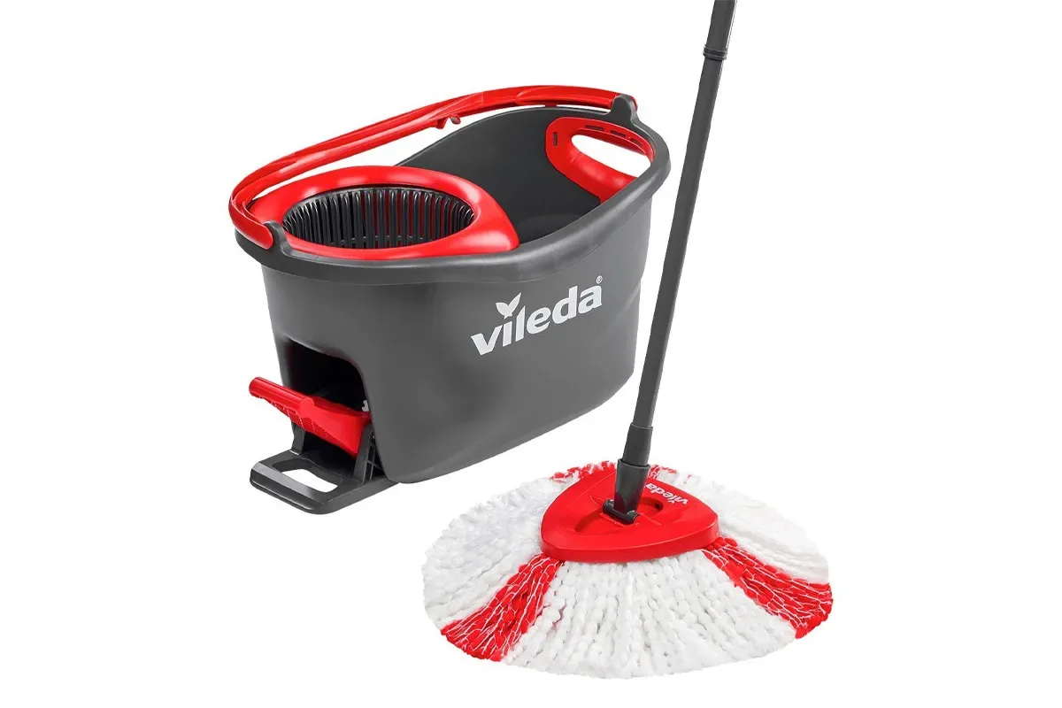 Vileda Turbo Easy Wring & Clean mit Eimer auf weißem Grund