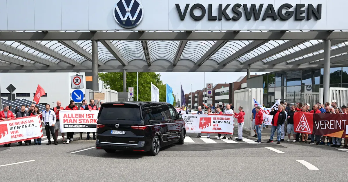 VW droht Produktionsstopp an 4 Standorten: 31 % sehen Schuld bei Gewerkschaften und Löhnen