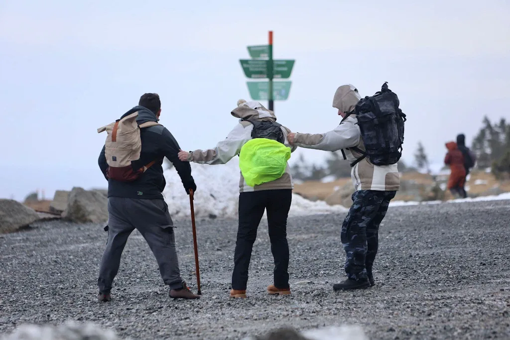Wanderer stemmen sich auf dem Brocken gegen den Wind: Für den Gipfel meldet der DWD an diesem Mittwoch zunächst Sturmböen um 80 km/h aus West, tagsüber vielfach noch um 70. (Archivbild)