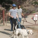 Was für ein seltenes Bild: Jennifer Garner und genießt zusammen mit ihrem Partner John Miller und den gemeinsamen Hunden einen Spaziergang durch die Hügel von Brentwood. Ganz lässig zeigt sich die Schauspielerin dabei in einem grauen T-Shirt, das sie mit dunklen Sportleggings, blauer Baseballkappe und Wanderschuhen kombiniert. Ihr Freund setzt für die Wanderung ebenfalls auf ein graues T-Shirt. Nur die Aufschrift ihres Oberteils –"Hug a Farmer", zu Deutsch "Umarme einen Bauern" – dürfte Jennifer allerdings nicht zu wörtlich meinen. Schließlich ist ihr John ja Anwalt und Unternehmer.