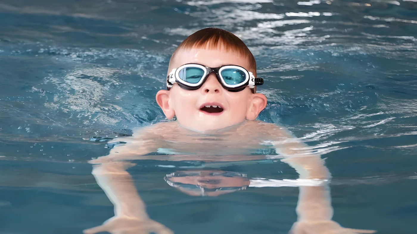 Wasser ist sein Element - der sechsjährige Lenny Richrath aus Bihlafingen im Schwimmbecken