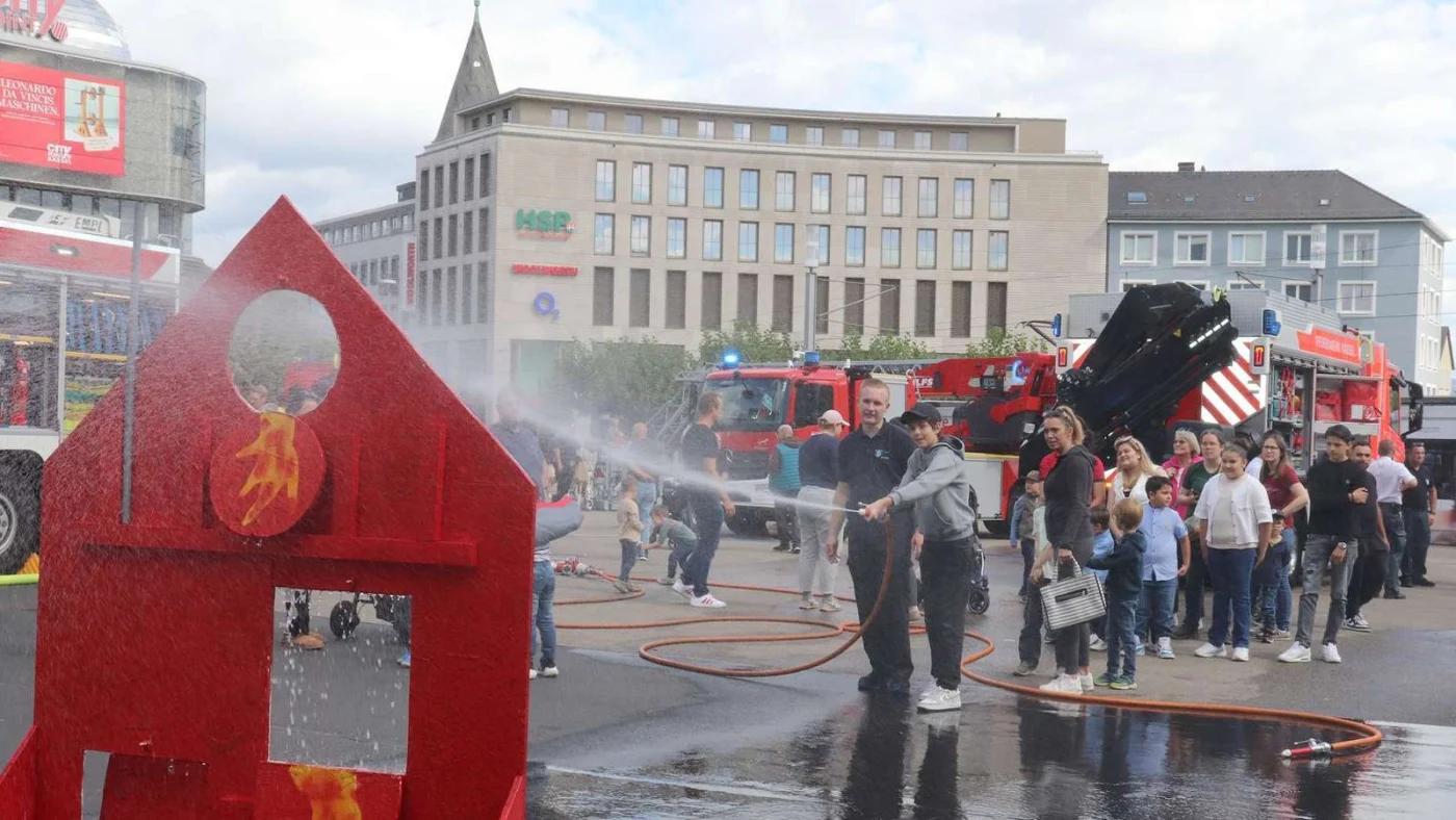 Wasser marsch bei der Feuerwehr: Kinder versuchten, mit einem Wasserstrahl aus dem Schlauch Klappen an einem hölzernen Hausmodell aufzudrücken.
