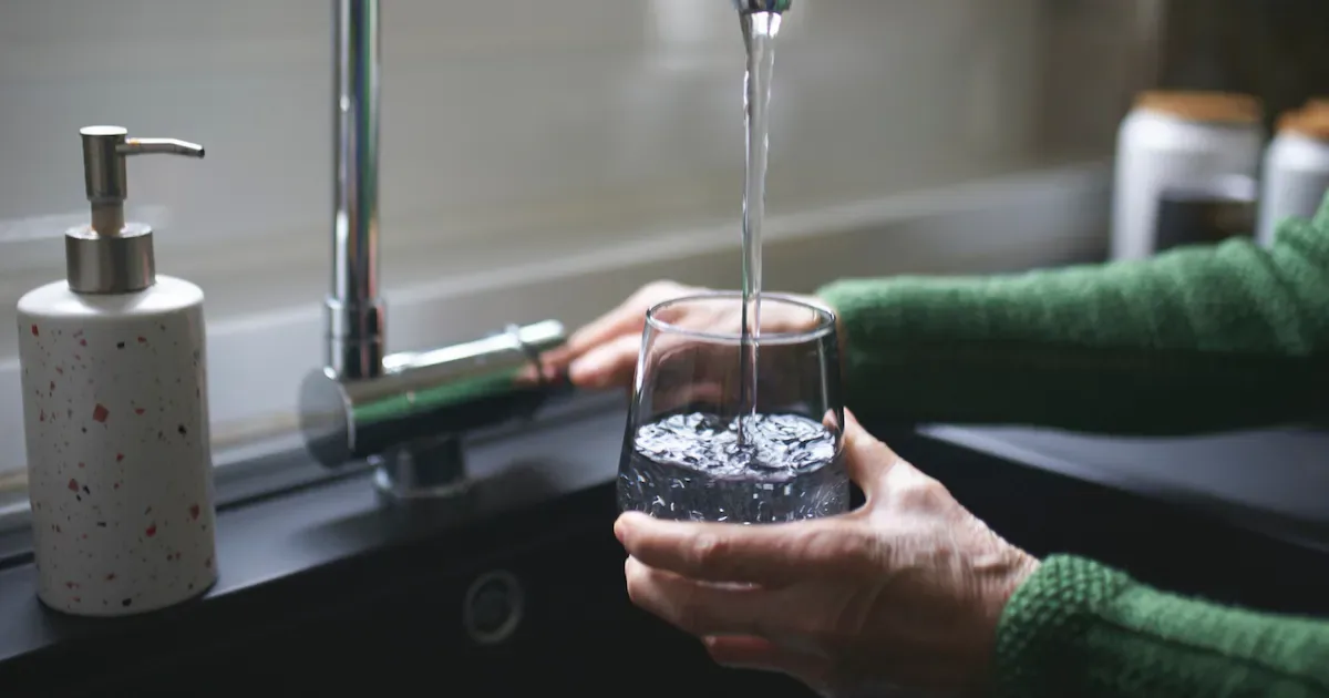 Wasserglas-Trick an der Haustür: Wie Diebe mit einer einfachen Bitte zuschlagen