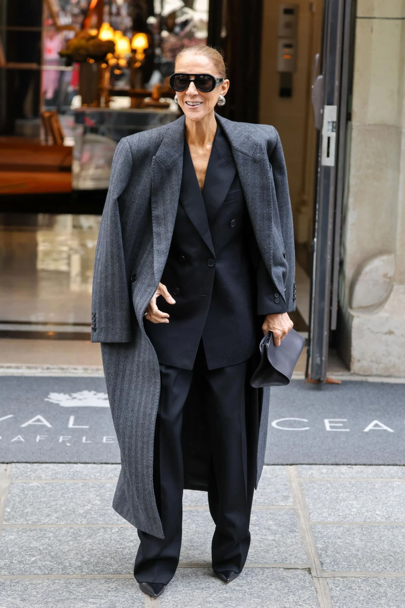 Wenn Céline Dion in Paris ist, versammeln sich unzählige Fans vor ihrem Hotel, um einen Blick auf ihr Idol zu erhaschen. Und der Weltstar tut alles, um dabei auch bestens gestylt zu sein. Zum schwarzen, locker sitzenden Zweireiher mit überlanger Hose trägt sie hier einen edlen, grauen Wollmantel mit Streifenoptik.