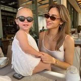 Wie die Mutter, so die Tochter: Während andere schon frieren, lässt es sich Ann-Kathrin Götze mit ihren Kindern im Urlaub gut gehen und dabei hat sich ihre Tochter Gioia schon die ein oder andere Angewohnheit ihrer Mutter abgeschaut. So geht sie nicht ohne Sonnenbrille aus dem Haus und auch in Sachen Mode steht beiden Weiß ausgezeichnet.