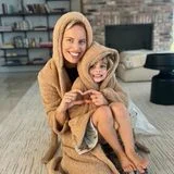 Wie süß! Karolína Kurková und ihre Tochter Luna verbringen das Muttertags-Wochenende ganz entspannt kuschelnd zu Hause. Und da muss natürlich auch ein gemütlicher Partnerlook her! Jeweils in braune Teddybademäntel mit Kapuze gehüllt, strahlen die Blondinen in die Kamera und geben ein herzerwärmendes Duo ab.
