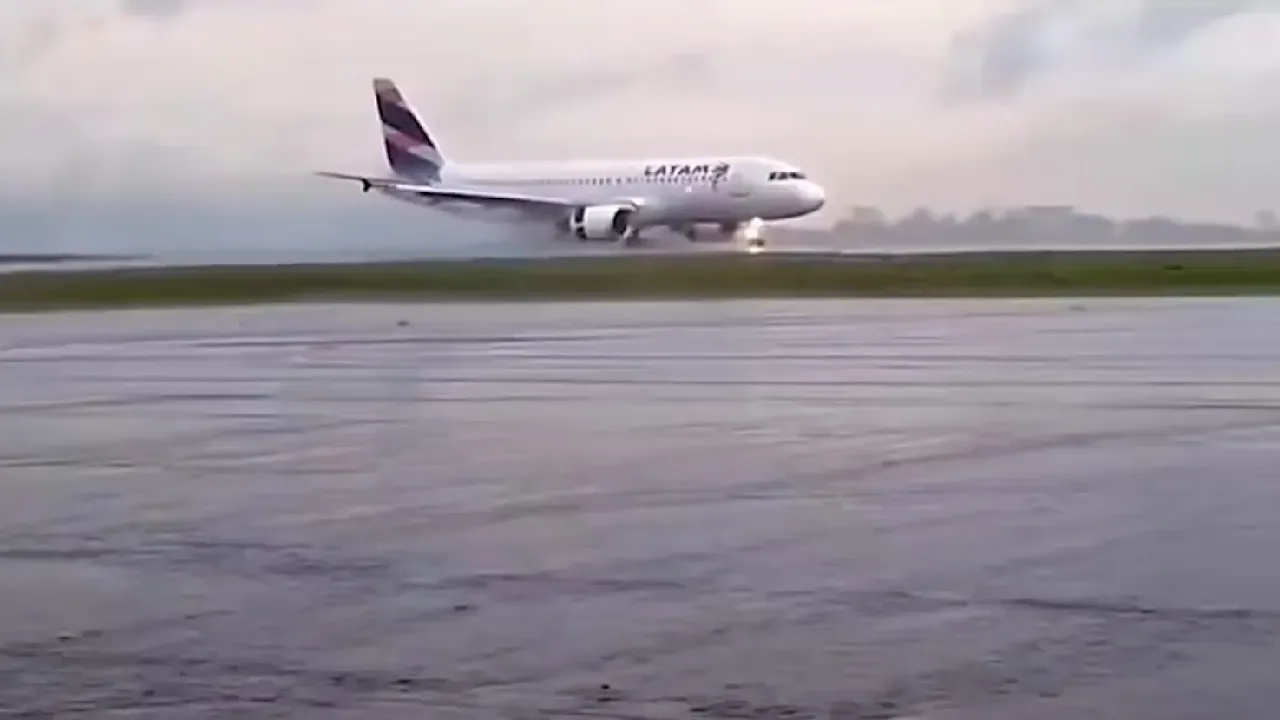 Zwischenfall in Cascavel: Airbus A320-200 schlittert nach Landung in den Matsch