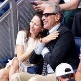 Zwölf Jahre verheiratet und noch immer so verliebt: Jeff Goldblum und seine Frau Emilie Livingston Goldblum kuscheln auf den Rängen im Arthur Ashe Stadium in New York.