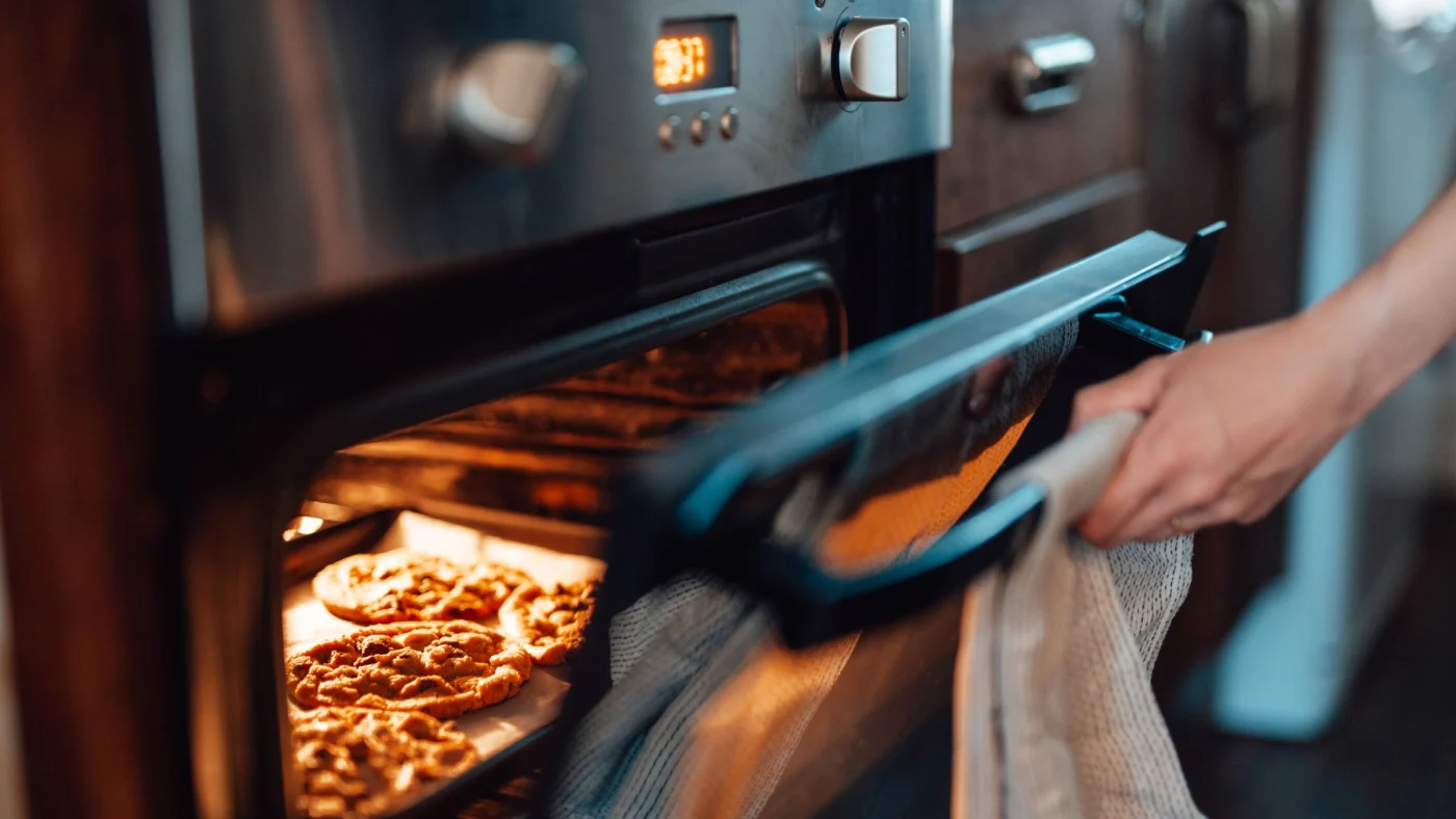 Backofen reinigen: Der einfache Socken-Trick löst das größte Problem an der Scheibe