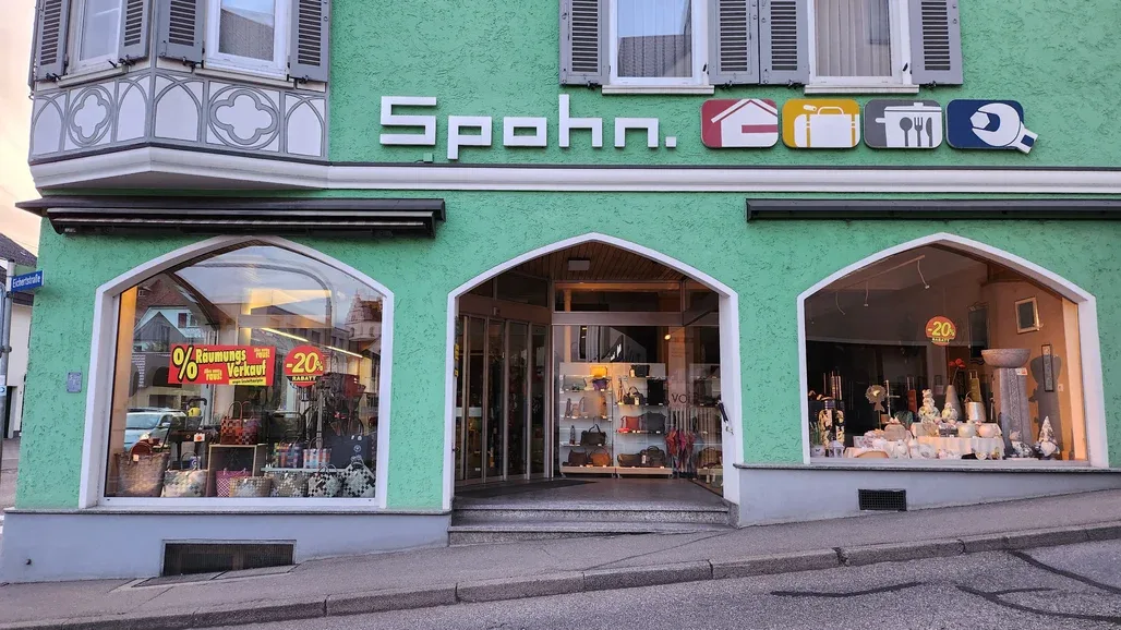 In dem markant grünen Eckhaus gehen beim Haushaltswarengeschäft Spohn bald für immer die Lichter aus.