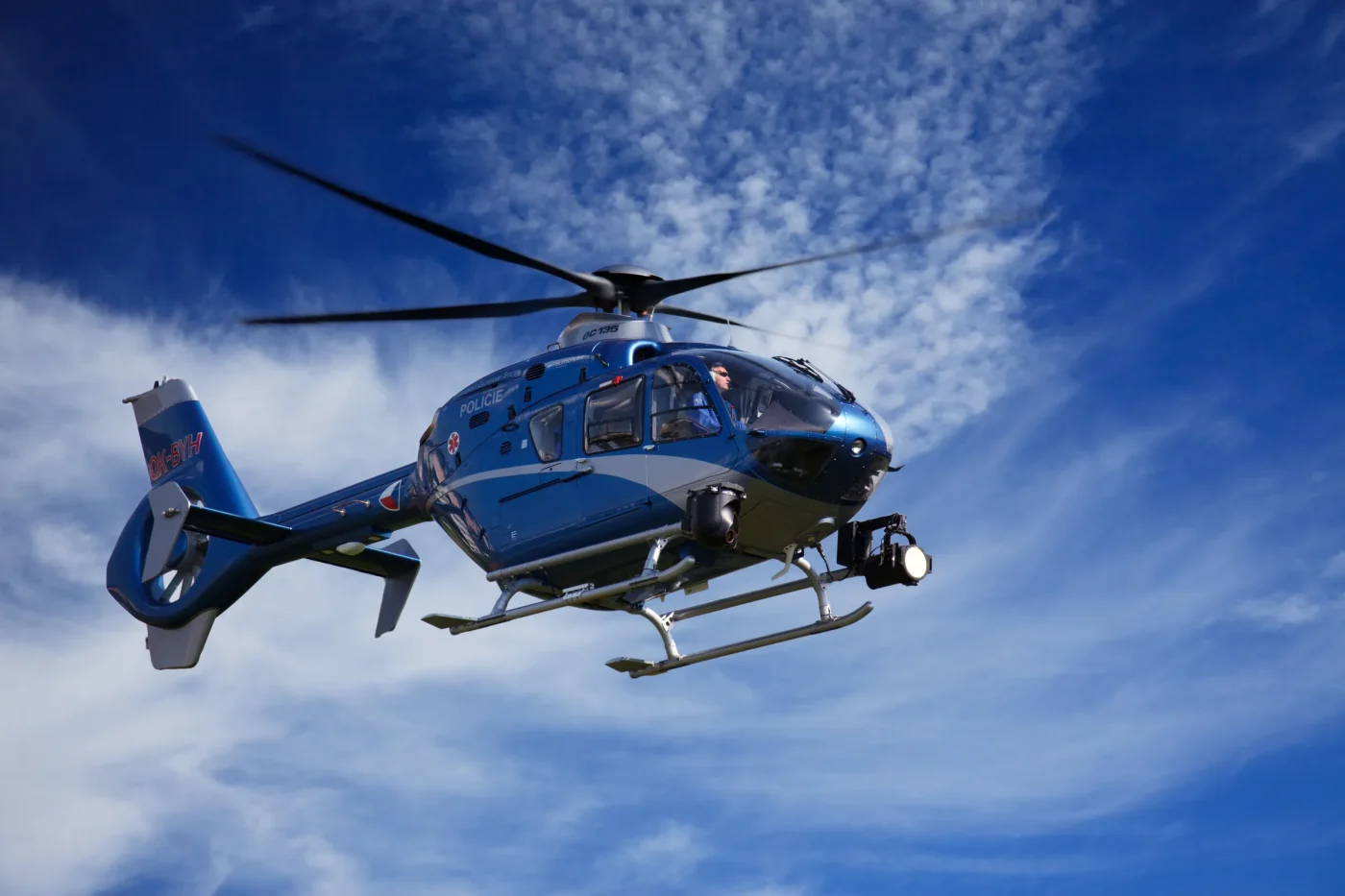 Einsatz aus der Luft: Hubschrauber spürt den Flüchtigen auf