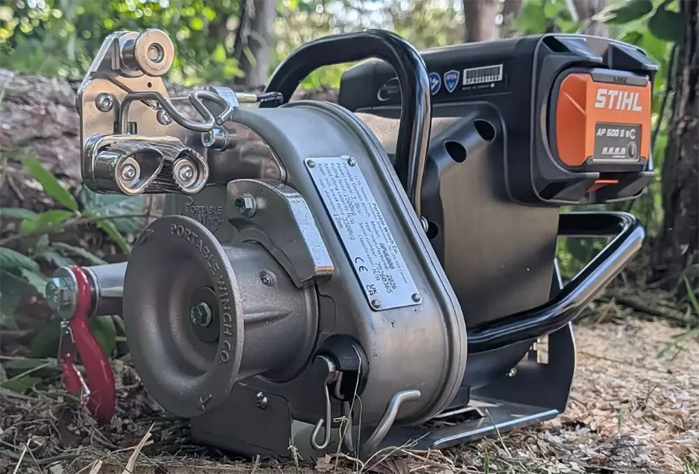 Portable Winch APW 6000: Stihl-Akkus bringen Forstseilwinde auf 1.500 kg Zugkraft